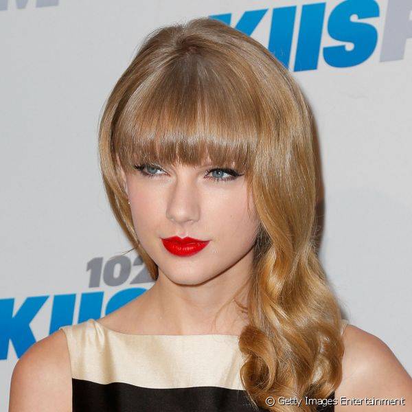Dona de uma pele bem clara, a beleza de Taylor Swift é valorizada com batom vermelho em tons intensos. Para evento na rádio KIIS FM's, em 2012, a bela investiu em um visual iluminado e radiante